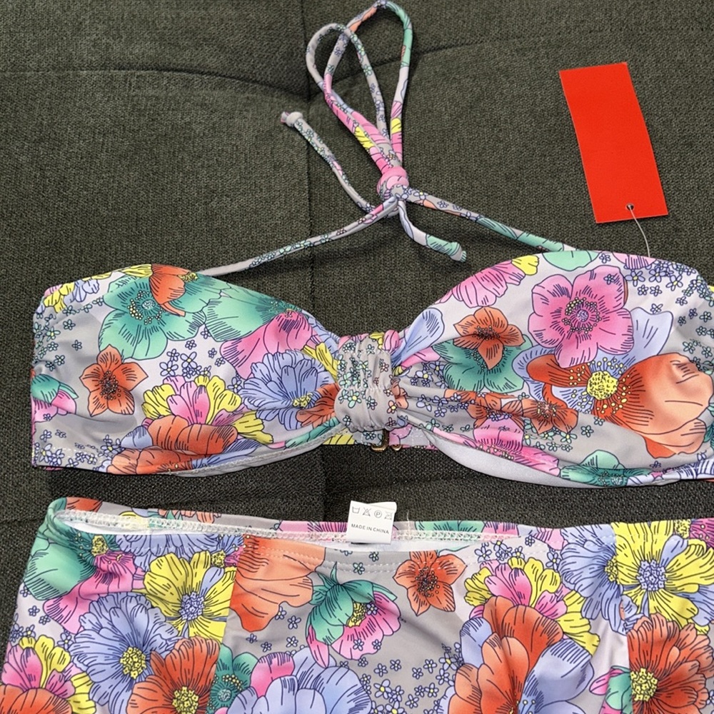NWT small sized swimsuit two pieces. High waisted panty with floral print - Picture 2 of 7
